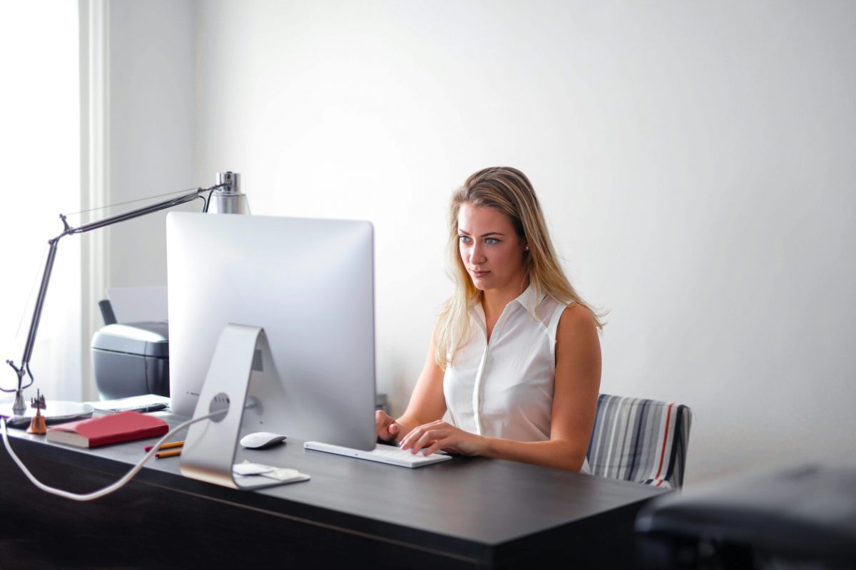 computer-screen-woman-working